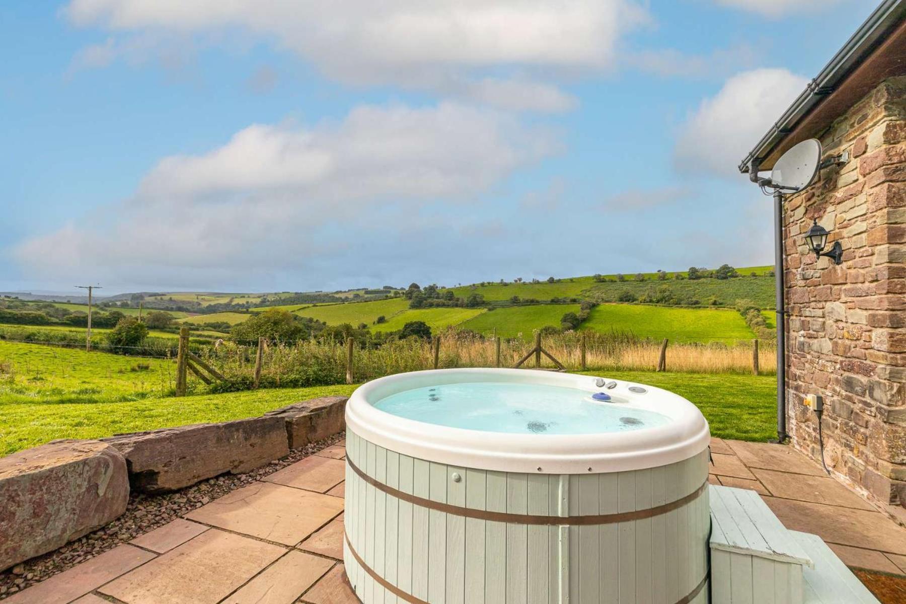 Hilltop View With Hot Tub Брекон Экстерьер фото